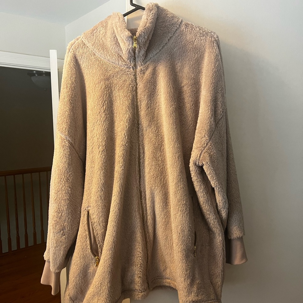 Subtle pink, lighweight coat.